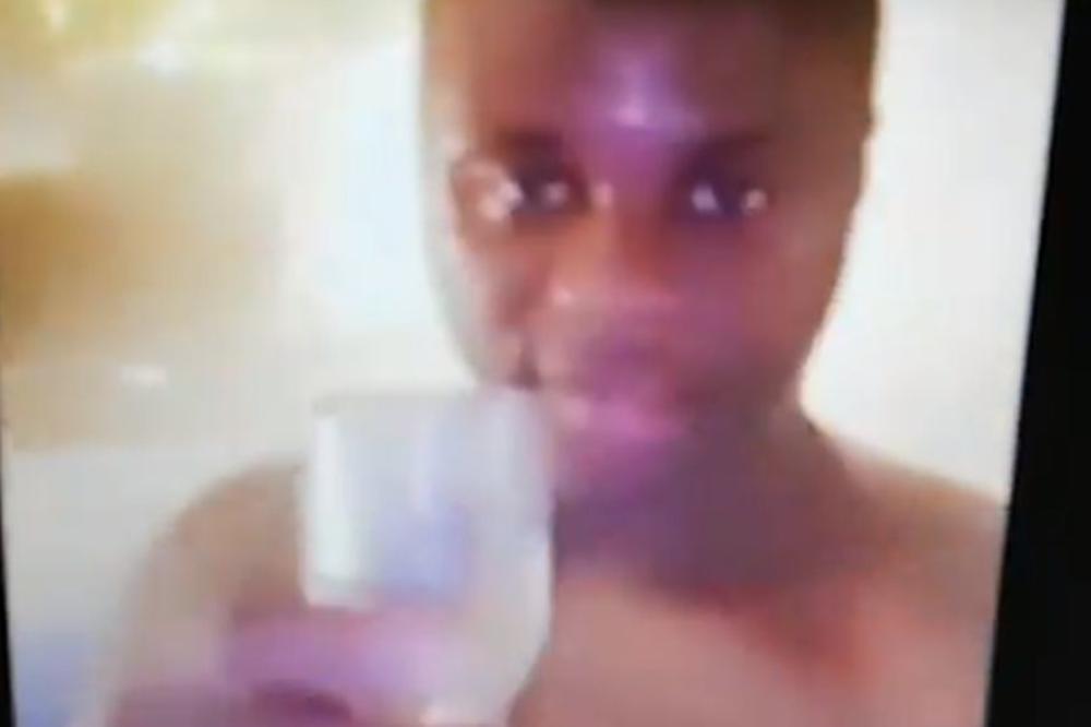 BIVŠA ZVEZDA PREMIJER LIGE SE SNIMALA KAKO ORGIJA SA DEVOJKAMA U DŽAKUZIJU: I za to vreme pljuvao direktora kluba!