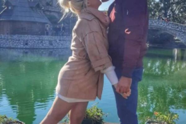 AU! TRUDNA PEVAČICA SE TAJNO UDALA, SVI U ŠOKU! Javnost zbunjeno gleda šta je obukla umesto VENČANICE! (FOTO)