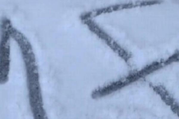 PRONAŠLA UŽASNU PORUKU NA SNEGU ISPRED KUĆE! Uplašila se za svoj život devojka,objavila snimak! Sledićete se!