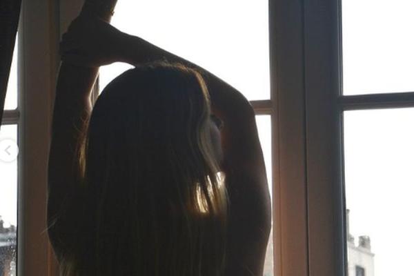 SKROZ GOLA ŽENA SLAVNOG FUDBALERA: Slikala se spreda bez ičega! Svi gledaju raširenih usta i razrogačenih očiju!