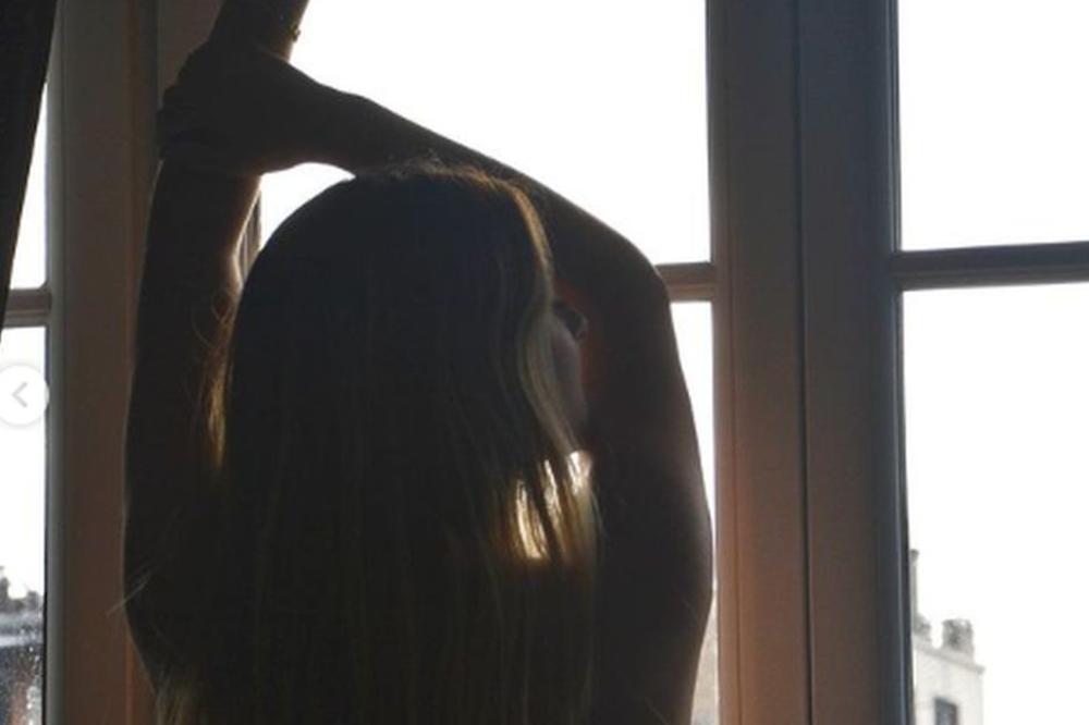 SKROZ GOLA ŽENA SLAVNOG FUDBALERA: Slikala se spreda bez ičega! Svi gledaju raširenih usta i razrogačenih očiju!