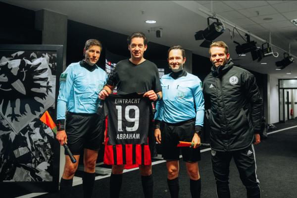 KAPITEN AJNTRAHTA ZA POSLEDNJI MEČ DOBIO POKLON OD JOVIĆA, ALI I OD SUDIJE! Šmekerski potez za kraj karijere!