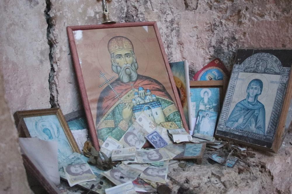 VELIKA SRPSKA SVETINJA PROPADA PRED NAŠIM OČIMA: Misteriozna crkva u selu kod Topole krije VELIKU MISTERIJU (FOTO)