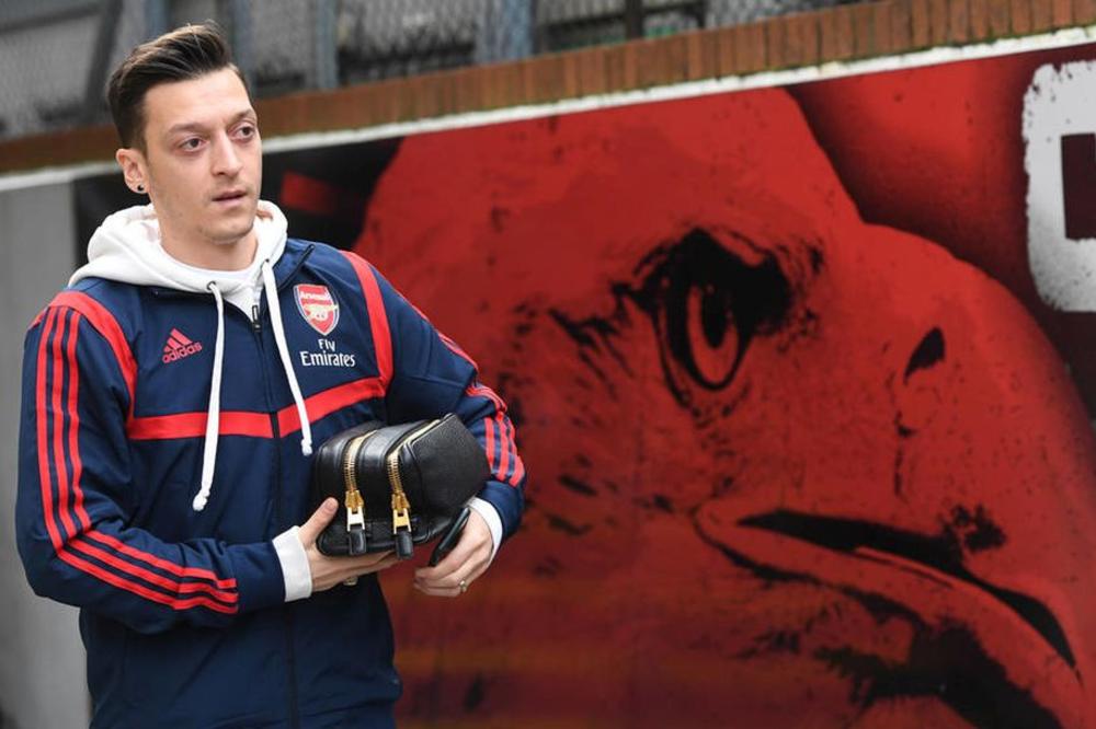 OZIL SE POMOLIO ZA REAL: Nemac usnimljen u džamiji! ČOVEK U CRNOM! (FOTO)