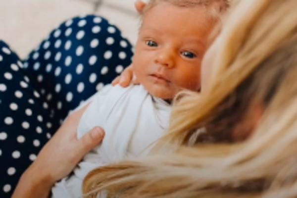 TATA JE OČEKIVAO DA VIDI BEBU, A KAD JE ON IZAŠAO NAPOLJE, NIJE MOGAO DA VERUJE: Kapirate li zašto? (FOTO)