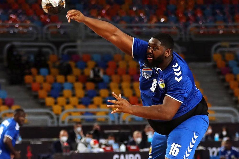 KAŽU DA IMA 89 KILA?! JAVIO MU SE ŠAKIL O'NIL: Debeljuca iz Konga je trenutno najveća sportska zvezda na internetu!