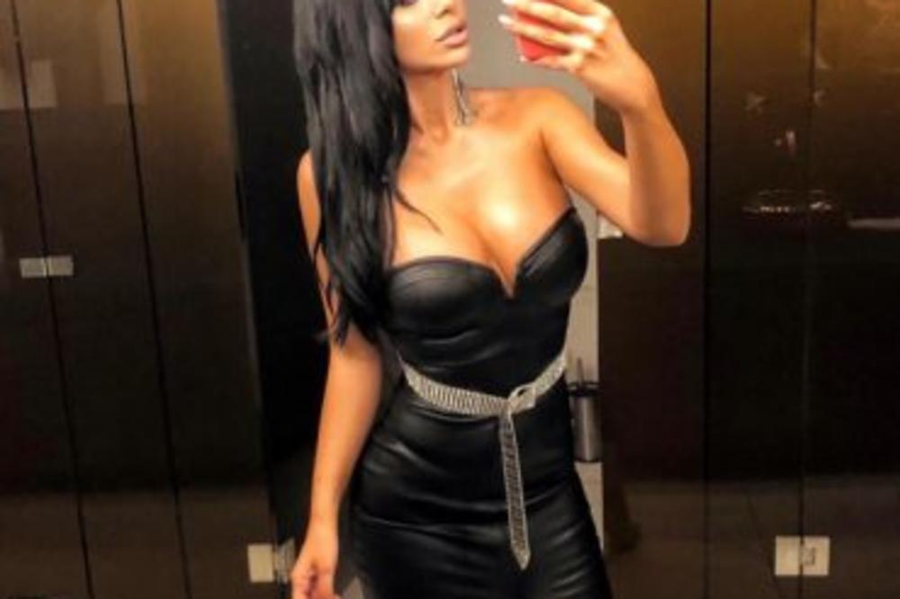 VODITELJKA GORI OD VRELINE U KUPAĆEM KOSTIMU! Ovo je vrhunac EROTIKE pokazala i više nego što je htela! (FOTO)