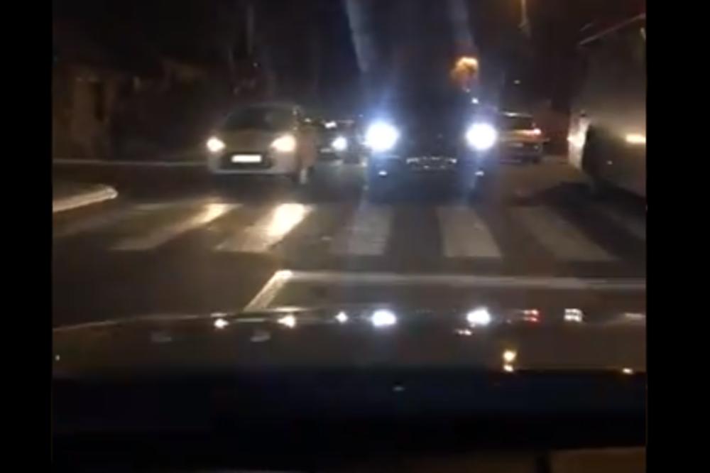 BAHATA VOŽNJA NA ULICAMA BEOGRADA: Lik je rešio da vozi UNAZAD u ulici punoj drugih automobila! (ŠOK VIDEO)