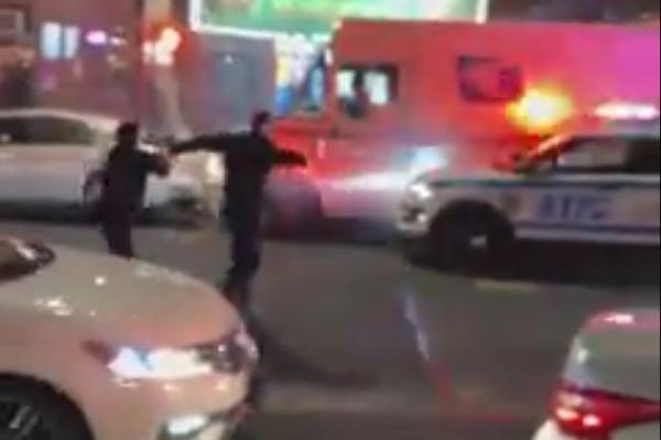 POBESNELI VOZAČ LUPA AUTOMOBILE U CENTRU NJUJORKA! Policija jedva uspela da ga zaustavi, pogledajte HAPŠENJE!