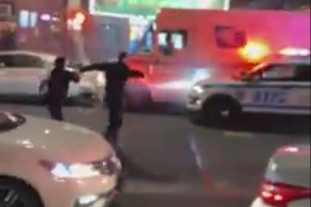 POBESNELI VOZAČ LUPA AUTOMOBILE U CENTRU NJUJORKA! Policija jedva uspela da ga zaustavi, pogledajte HAPŠENJE!