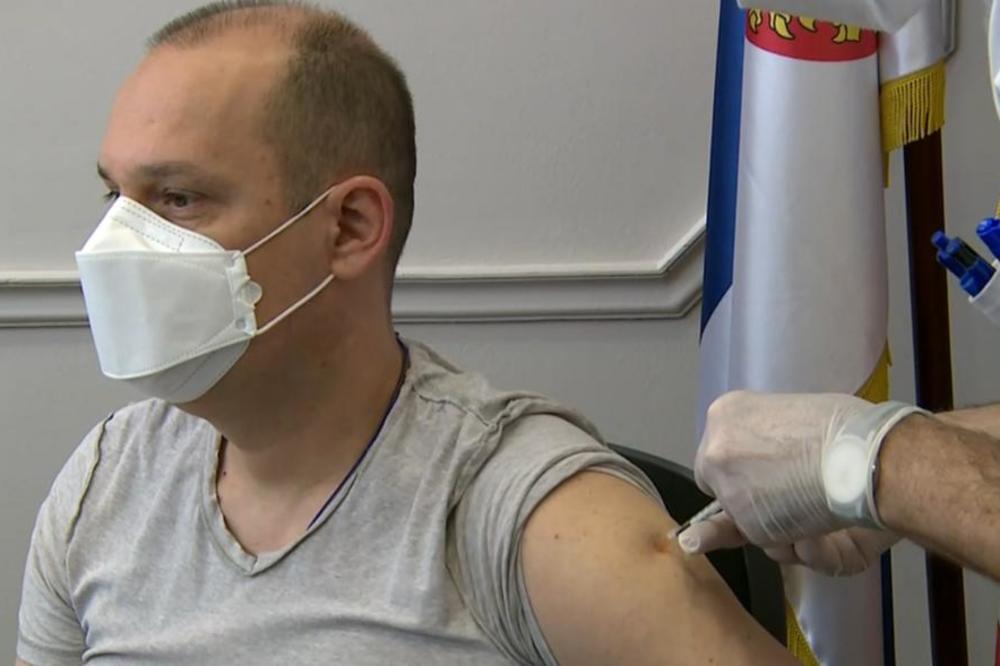 MINISTAR LONČAR SE VAKCINISAO PROTIV KOVIDA: Nije bolelo, na Torlaku je primio kinesku vakcinu (VIDEO)