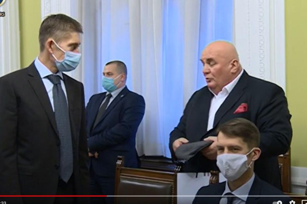 PALMA NAPRAVIO ŠOU U SKUPŠTINI SRBIJE: Ušao je u salu za sastanke i Martinoviću dao POKLON ZA VUČIĆA (VIDEO)