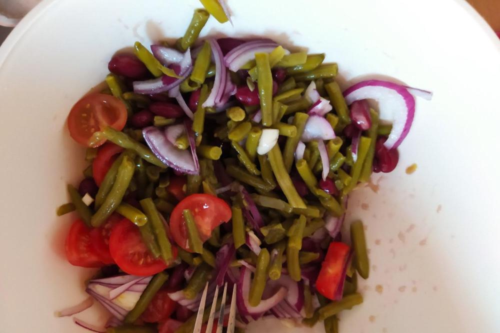 ŠARENA SALATA ZA IMUNITET ĆE VAS PREPORODITI: Jede se kao OBROK, i nećete moći da stanete! (FOTO)