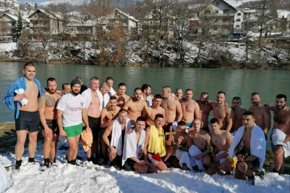 U LEDENOM CRNOM RZAVU DO ČASNOG KRSTA ZAPLIVALO OKO 60 MEŠTANA: Nakon hladne vode ZAGREJALI SU IH TRUBAČI!