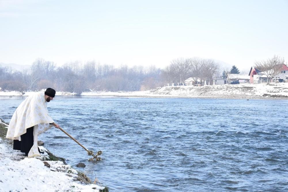KARDIOLOG UPOZORIO SVE KOJI PLIVAJU ZA ČASNI KRST: Ovo je bi trebalo da URADE PRE plivanja, može biti VRLO OPASNO!