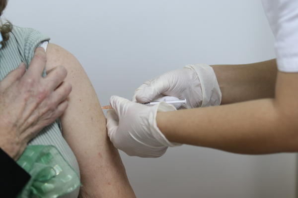 ČUVENI PROFESOR OBJASNIO ŠTA ZNAČE AKO IMATE SIMPTOME POSLE VAKCINACIJE: Ovo mogu biti DOBRE VESTI!