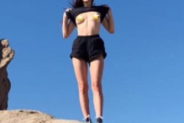 ĆERKA POZNATOG PARA BILA JE PRAVA ATRAKCIJA ZBOG GOLOTINJE! Nasred plaže se uvijala i širila noge, sve SEVNULO!