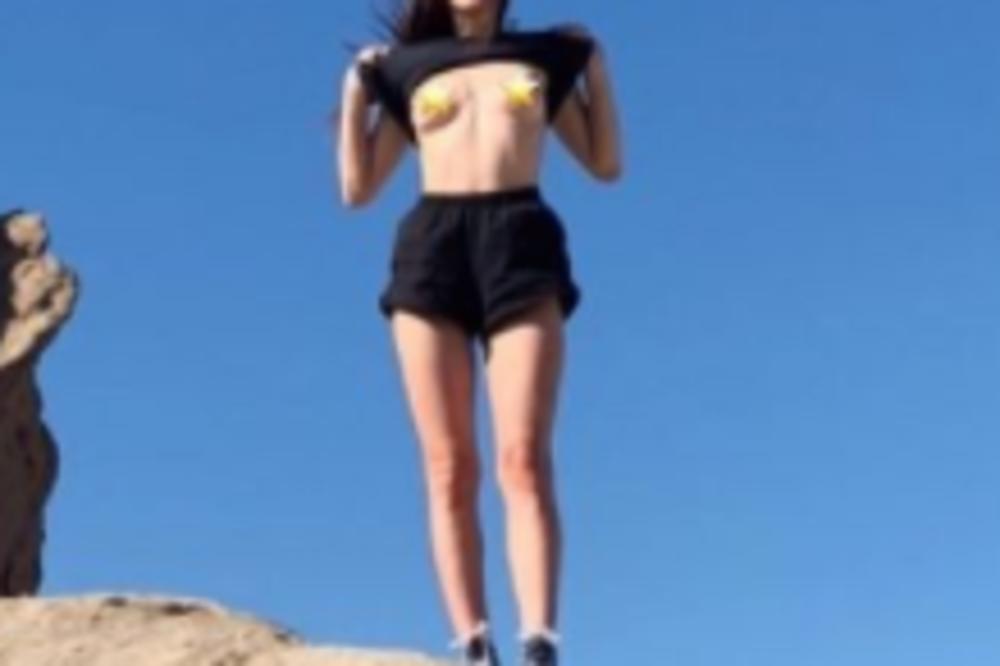 ĆERKA POZNATOG PARA BILA JE PRAVA ATRAKCIJA ZBOG GOLOTINJE! Nasred plaže se uvijala i širila noge, sve SEVNULO!