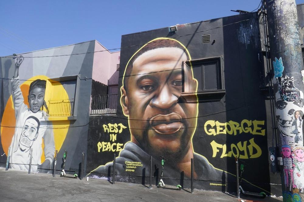 PUCNJAVA NA MESTU FLOJDOVOG UBISTVA: Ljudi se okupili na godišnjicu ubistva u Mineapolisu (VIDEO)