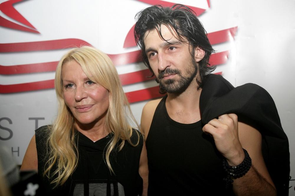 VERICA RAKOČEVIĆ POSTALA BAKA SEDMI PUT: Ponosno objavila fotku svog unuka i napisala DIRLJIVU PORUKU!