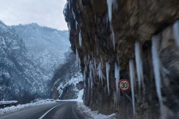 VREBA VELIKA OPASNOST KOD JEDNE OD NAJRIZIČNIJIH SAOBRAĆAJNICA U SRBIJI: Budite oprezni ako prolazite tuda (FOTO)