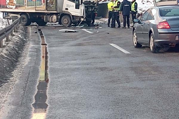 VATROGASCI SEKLI KAMION DA BI IZVUKLI POVREĐENE: Dva STRAŠNA UDESA kod Nove varoši, obustavljen saobraćaj (FOTO)