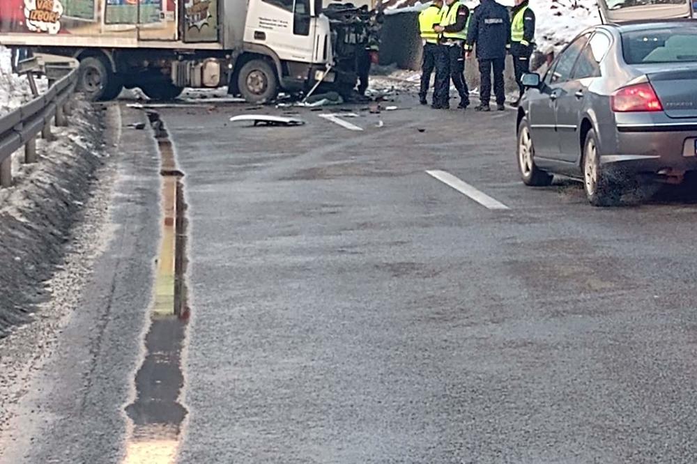VATROGASCI SEKLI KAMION DA BI IZVUKLI POVREĐENE: Dva STRAŠNA UDESA kod Nove varoši, obustavljen saobraćaj (FOTO)