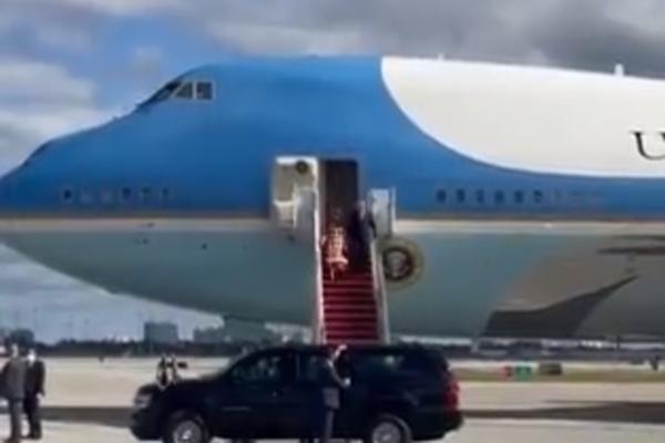 TRAMP UKRAO ŠOU BAJDENU: Iz Vašingtona otišao na Floridu PREDSEDNIČKIM AVIONOM! Niko ne zna ŠTA radi TAMO! (VIDEO)