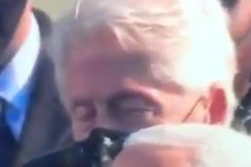 SVI PRIČAJU DA JE KLINTON ZASPAO NA INAUGURACIJI: Pogledajte snimak pa procenite sami! (VIDEO)