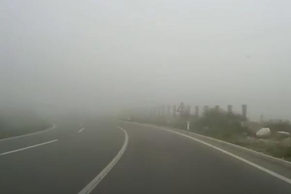 AMSS UPOZORAVA VOZAČE: Oprez zbog smanjene vidljivosti i magle na deonicama pored reka