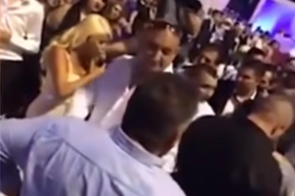 SKANDAL! DARA BUBAMARA SE POTUKLA NA KRV I NOŽ SA 20 MUŠKARACA: Pevačica napravila BIZARAN incident na svadbi!