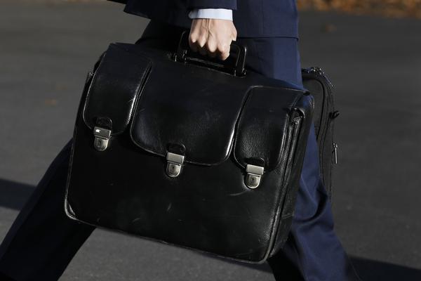 OTKRIVENA NAJVEĆA TAJNA BAJDENOVE INAUGURACIJE: Ovako je NUKLEARNI KOFER promenio vlasnika!