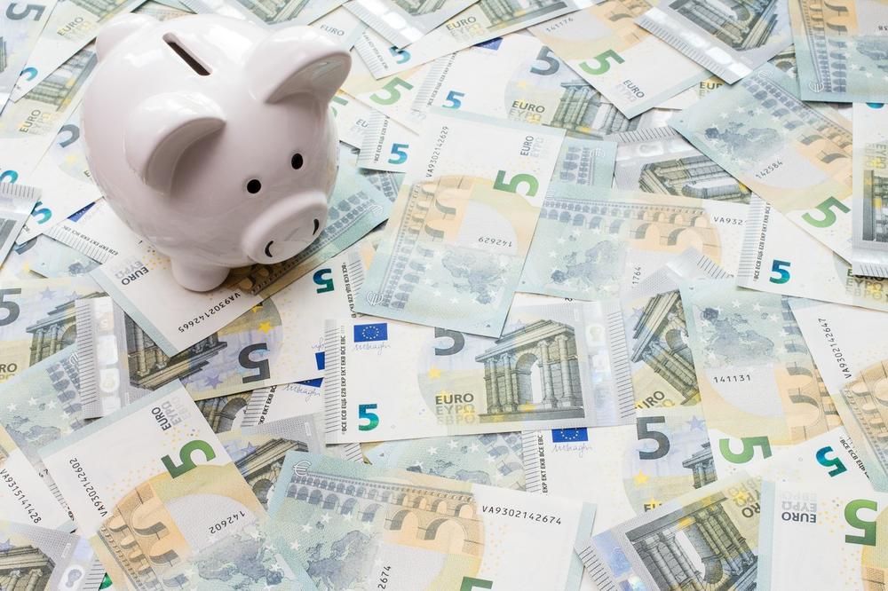 ŽENA SE PENZIONISALA U 30. GODINI ŽIVOTA: Sada ne radi ništa, a živi u IZOBILJU! Otkrila je sjajan trik!