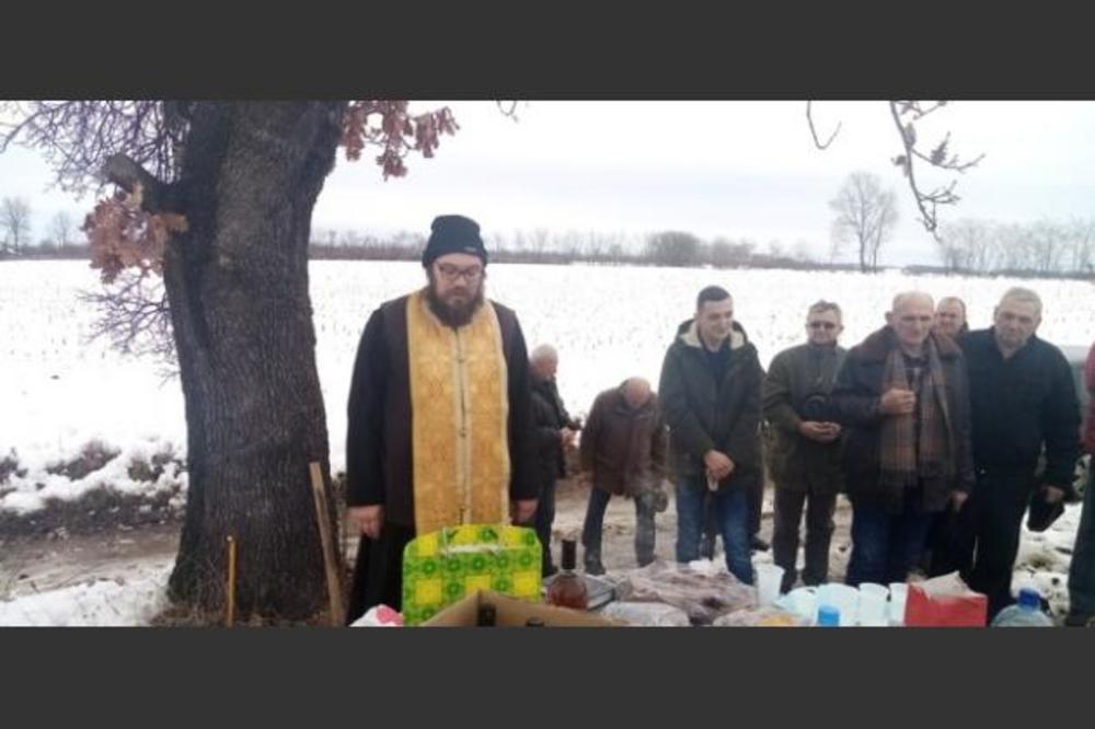 PREDRAG IZ TOPOLE VEĆ TRI GODINE SLAVI ROĐENDAN PORED SVETOG DRVETA: Neobičnu tradiciju će preneti i na DECU (FOTO)