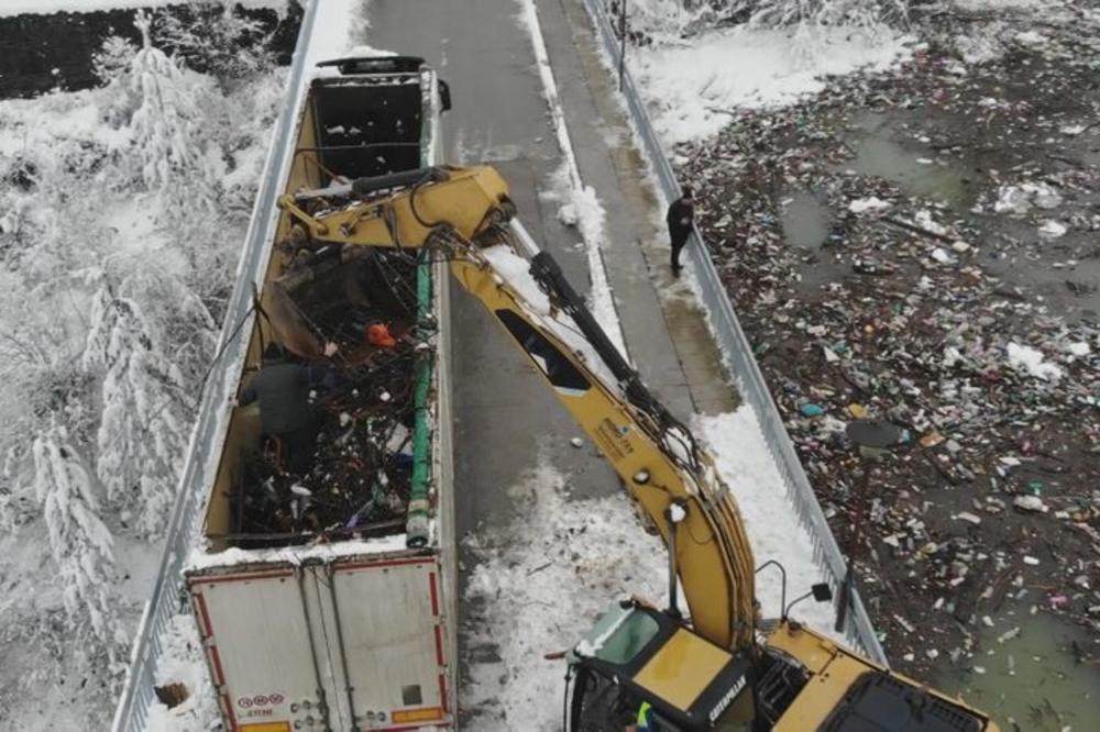 IZ POTPEĆKOG JEZERA IZVUČENO OKO 2.000 METARA KUBNIH OTPADA: Čišćenje može da oteža JEDNA STVAR (FOTO)
