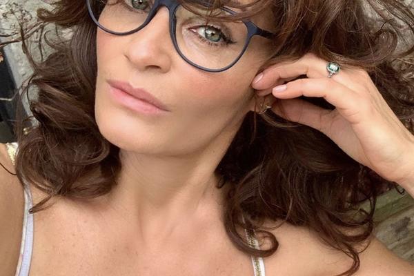 RASTURILA SVE MLAĐE RIBE! ONA GORI U ŠESTOJ DECENIJI: Čista erotika u prvom planu, SVI ZANEMELI!