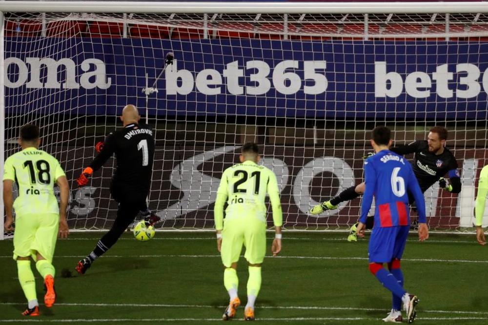 DMITROVIĆ TRAGIČAR: Naš golman promašio penal, Eibar izgubio (VIDEO)