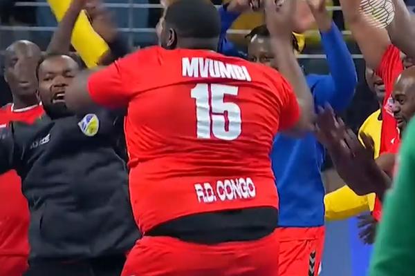 BUCKASTI MVUMBI PLESAO PO TERENU - BUKVALNO! Morate da vidite kako je zvezda SP proslavila veliku pobedu! (VIDEO)