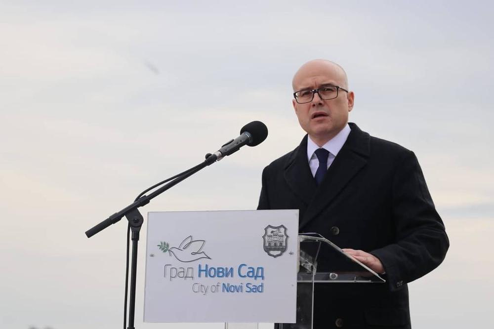VUČEVIĆ: OVO JE MESTO NAJVEĆE TUGE U NOVOM SADU, OBOJENO KRVLJU NEVINIH ŽRTAVA