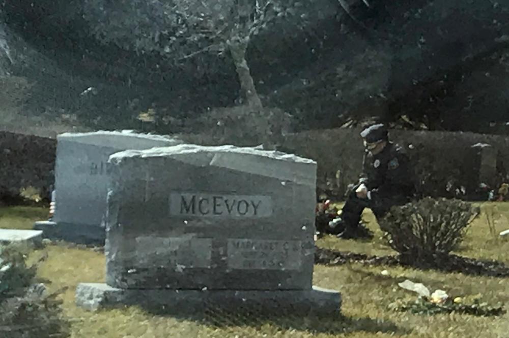 MISTERIOZNI DOGAĐAJ U TOKU BAJDENOVE INAUGURACIJE: Na grob njegovog sina došao je ČOVEK U UNIFORMI i samo klečao!