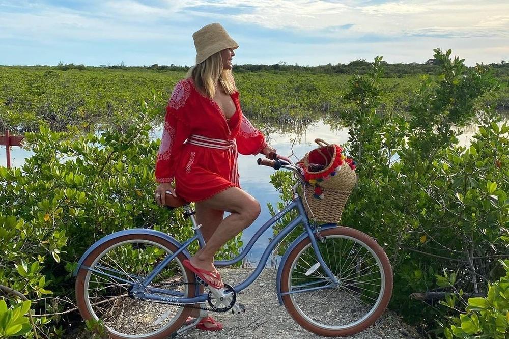 SKINULA SE U 66.GODINI PA POKAZALA ŠTA ZNAČI BITI RIBETINA! Vide se sve OBLINE, a toliko je ZOGDNA da BOLI!