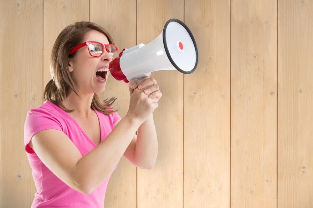 DVE ŽENE SE ZAMALO POTUKLE NA ULICI U NOVOM SADU: "Istraumirala mi je dete, pa šutnula automobil!"