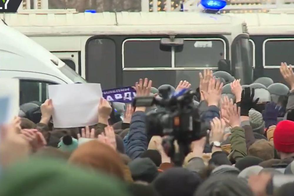 MASOVNI PROTESTI U RUSIJI ZBOG NAVALJNOG: Policija je već privela 350 ljudi, jer okupljanja NISU DOZVOLJENA