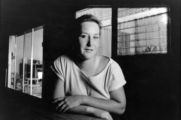 OVU ŽENU SU GODINAMA DRŽALI U SANDUKU: Puštali su je napolju samo DA JE MUČE I SILUJU!