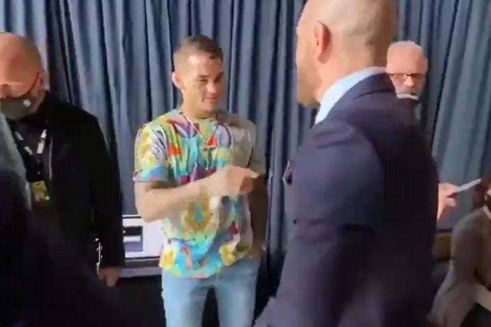 MEKGREGOR SA ŠTAKOM IZAŠAO IZ SVLAČIONICE! A onda opet naišao na Poarjea... (VIDEO)