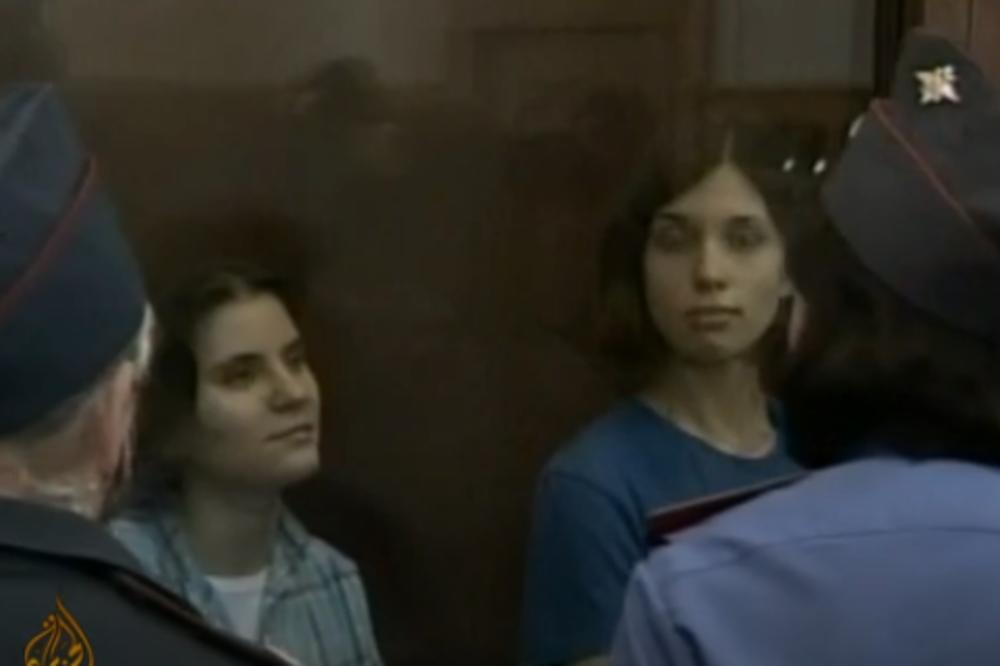 PRIVEDENE: Članice PUSI RAJOT benda udarile POLICAJCA automobilom!