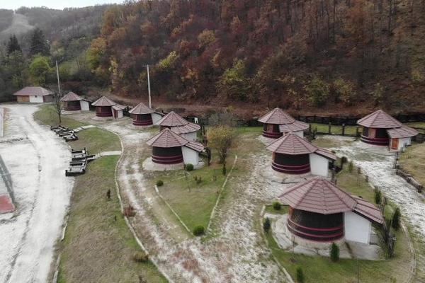 OVO JE SRPSKO LJUBAVNO SELO: Ko prespava u ovim SPECIJALNIM KACAMA, uskoro ZAKMEČI BEBA! (FOTO)