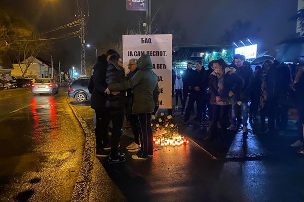 JA SAM DESPOT I MOJ UBICA JE JOŠ NA SLOBODI: Narod se skupio u Zemunu, traži pravdu, majka grli dečakovu sliku