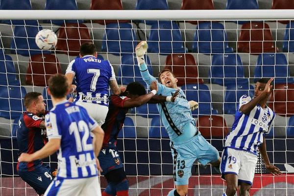 U SEVILJI TRLJAJU RUKE: Za odličan novac prodat napadač Sosijedadu!