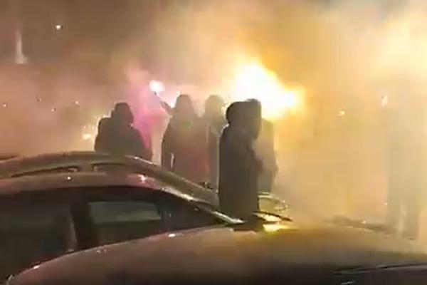 GORI U CRNOJ GORI: Navijači Crvene zvezde prave HAOS! (VIDEO)
